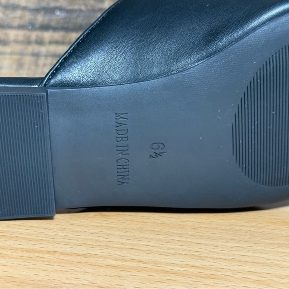 NEW Madden Girl Black Loafers with Gold Chain Detail - Picture 7 of 9